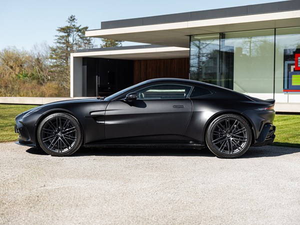 ASTON MARTIN V8 VANTAGE